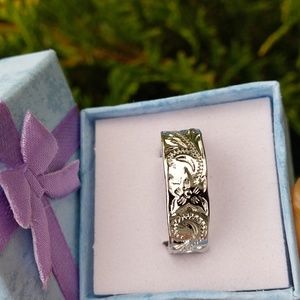 Gorgeous 925 silver Plated Hand- Carved Leaf Filigree Ring.